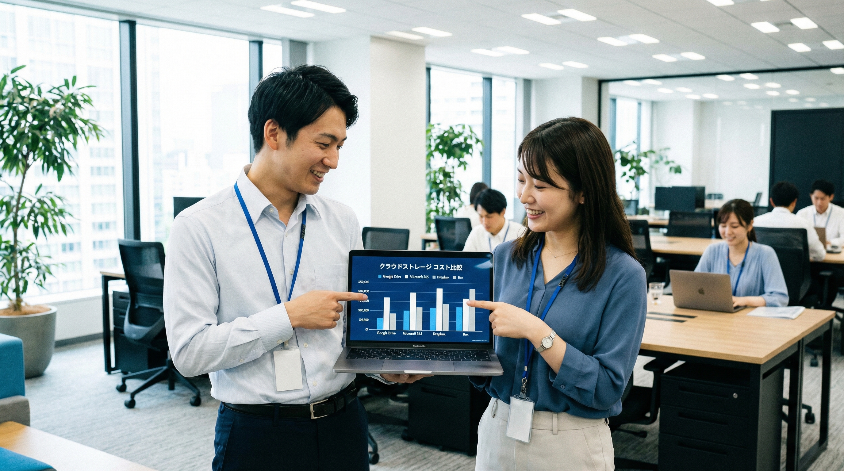 オフィスでクラウドストレージを比較するビジネスパーソン